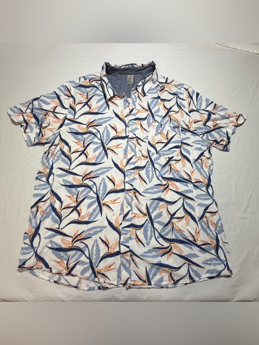 Hurley White Short-Sleeve Button-Up Shirt with Blue and Tan Leaf Print